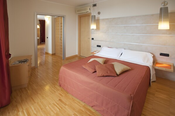 ملاءات إيطالية من طراز فريتي وأغطية فراش متميزة ومكتب وستائر تعتيم