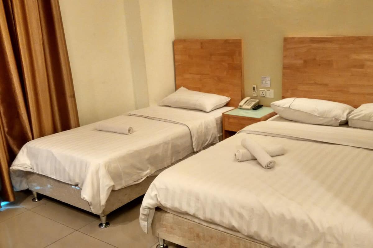 Family Triple Room | In-room safe, desk, iron/ironing board, free WiFi