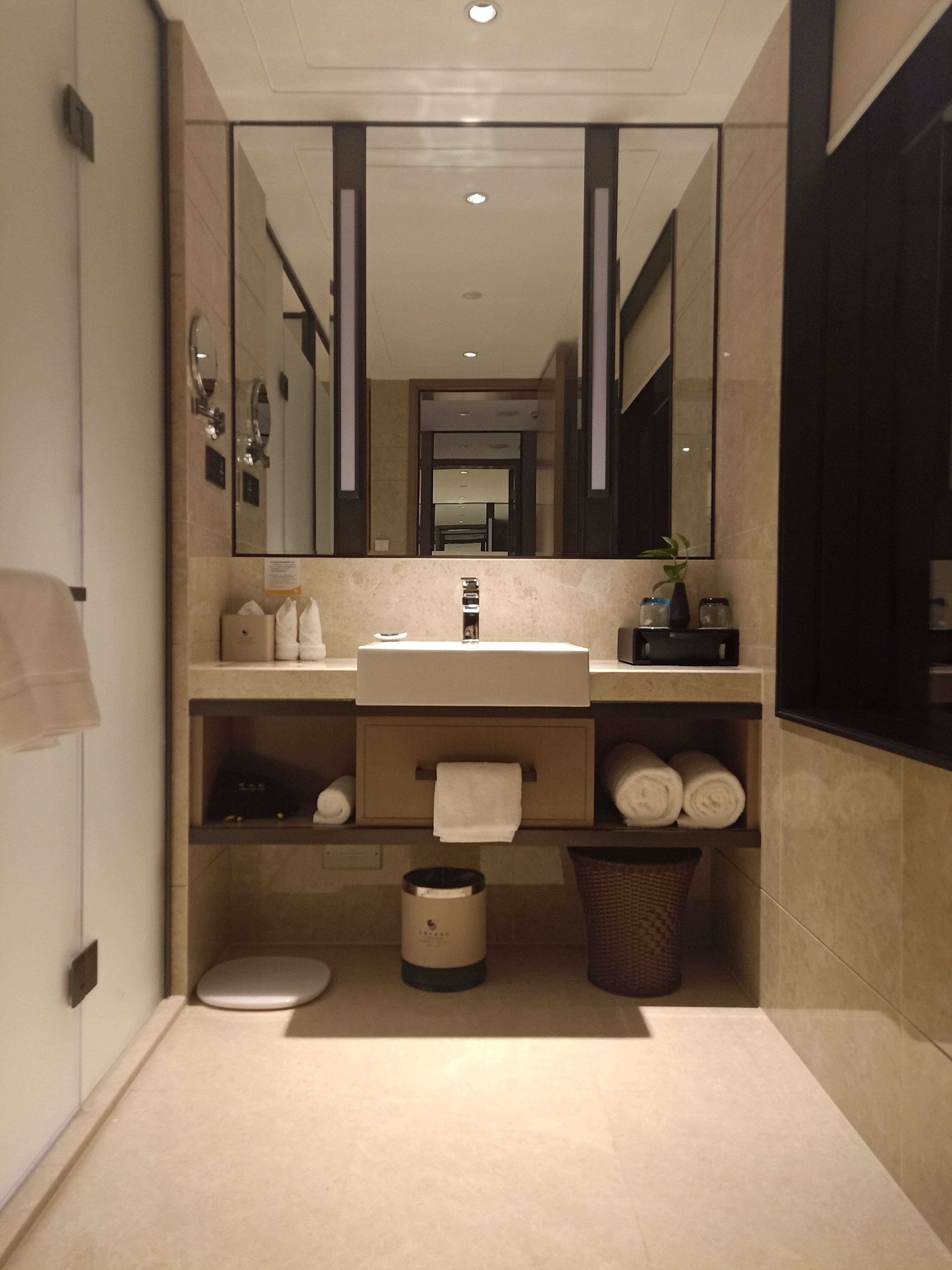 business room, 1 king bed | bathroom | separate bathtub and shower, free toiletries, hair dryer, slippers