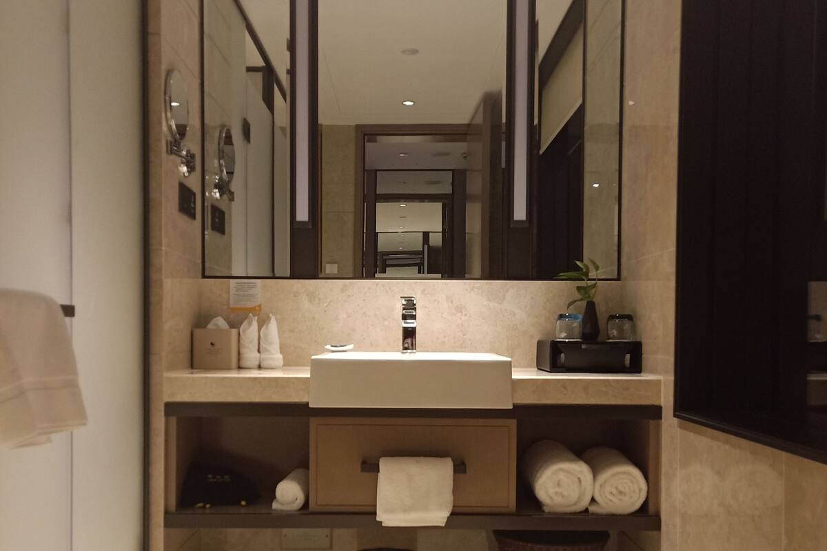 business room, 1 king bed | bathroom | separate bathtub and shower, free toiletries, hair dryer, slippers