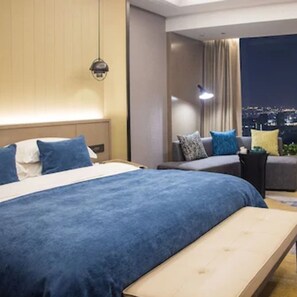 Executive Room, 1 King Bed, Club lounge access, Lakeside | In-room safe, desk, blackout curtains, free WiFi - Golden Eagle Summit Hotel Yancheng (Yancheng)