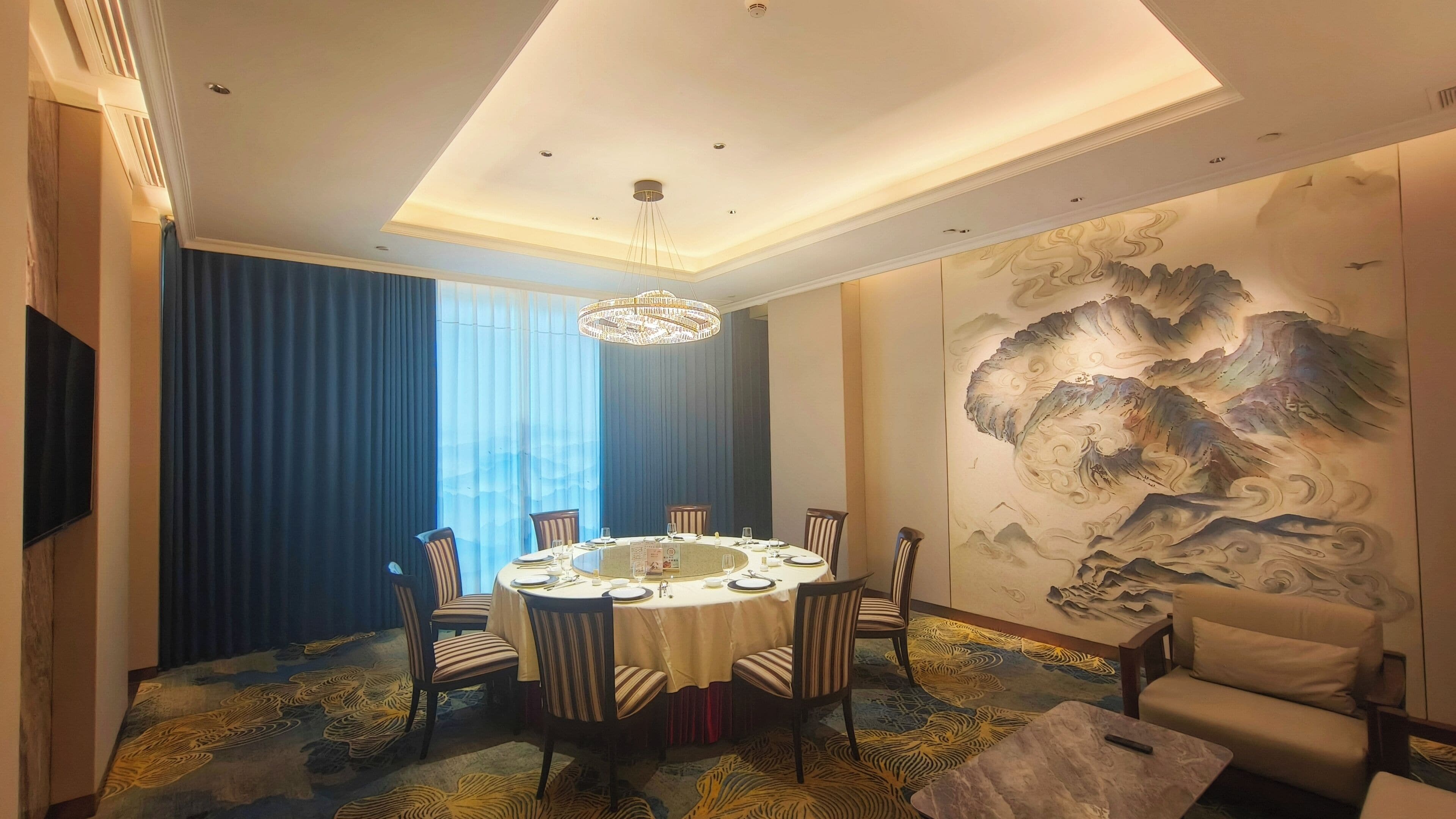 3 nhà hàng, phục vụ bữa sáng, bữa trưa, món ăn phong cách Âu hiện đại 