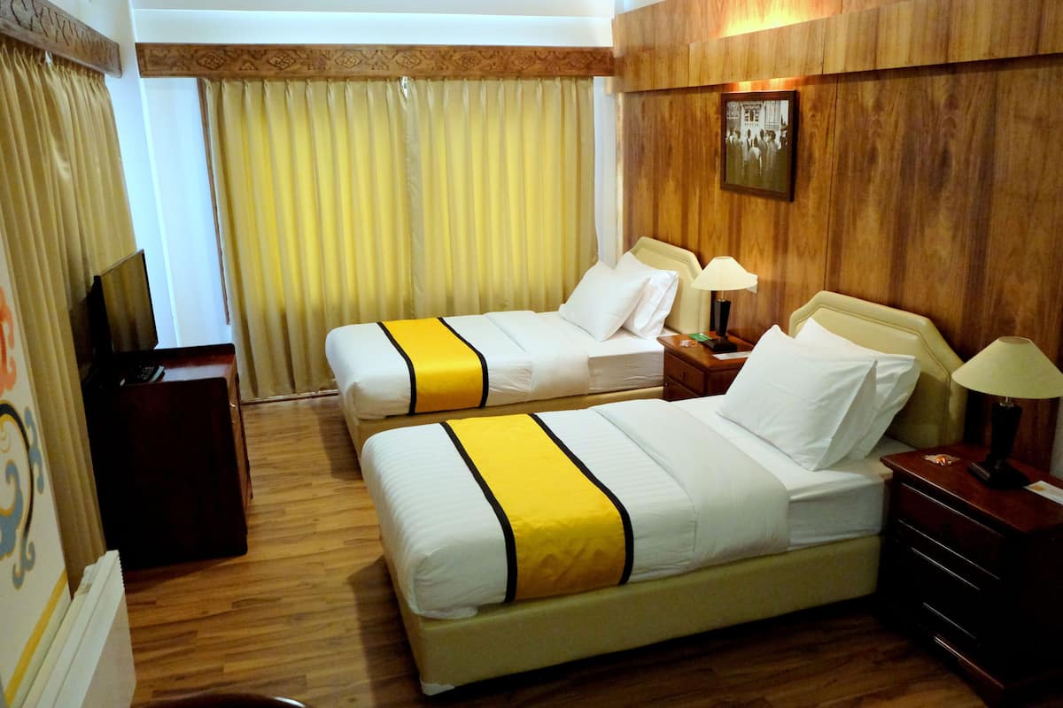 executive room | minibar, in-room safe, desk, blackout curtains