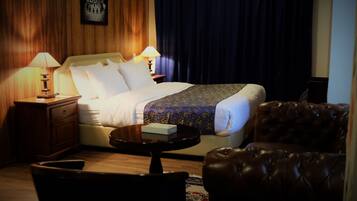 Executive Room, Mountain View | Minibar, in-room safe, desk, blackout drapes