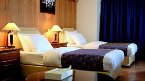 Kamar Eksekutif | Minibar, brankas, meja kerja, dan tirai kedap cahaya