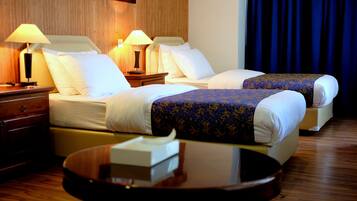 Habitación ejecutiva | Minibar, caja fuerte, escritorio y cortinas opacas