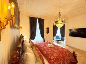 Deluxe Apartment  "SCHIELE" | Roupas de cama premium, edredons de pluma, individualmente decorados