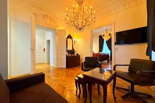 Comfort-Apartment "FREUD" | Living area | 50-inch flat-screen TV with cable channels, TV, video-game console
