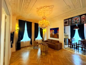 ดีลักซ์อพาร์ทเมนท์ | บริเวณนั่งเล่น | �ทีวีจอแบน 50 นิ้ว พร้อมช่องเคเบิล, ทีวี, เครื่องเล่นวิดีโอเกม