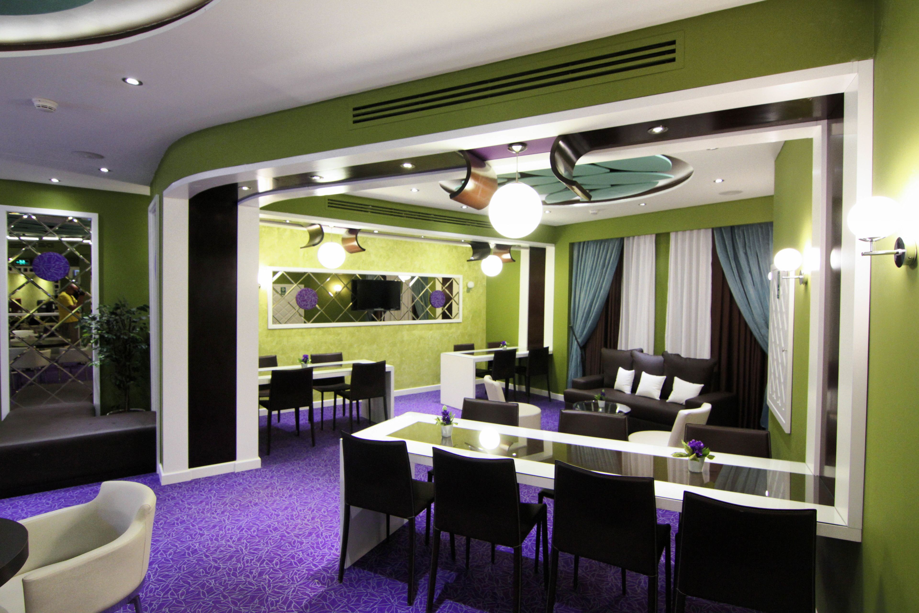 2 restaurants, breakfast, lunch, dinner served; international cuisine 