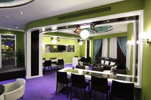 Här finns 2 restauranger som serverar frukost.