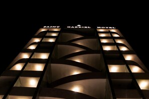 Fachada da propriedade à noite