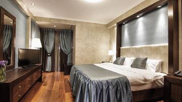 Suite, City View | Premium bedding, iron/ironing board, free cots/infant beds