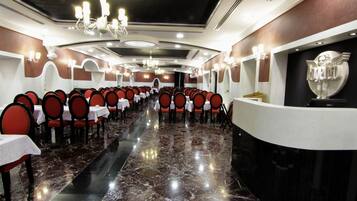 2 restaurants, breakfast, lunch, dinner served; international cuisine