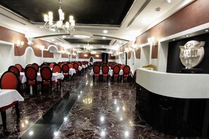 2 restaurantes, café da manhã, culinária internacional