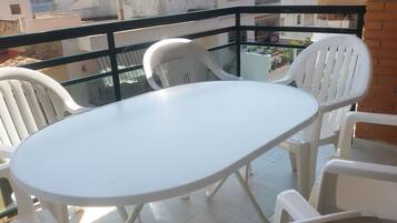 ์ํํธ, ์นจ์ค 1๊ฐ | ํ
๋ผ์ค/ํํฐ์ค