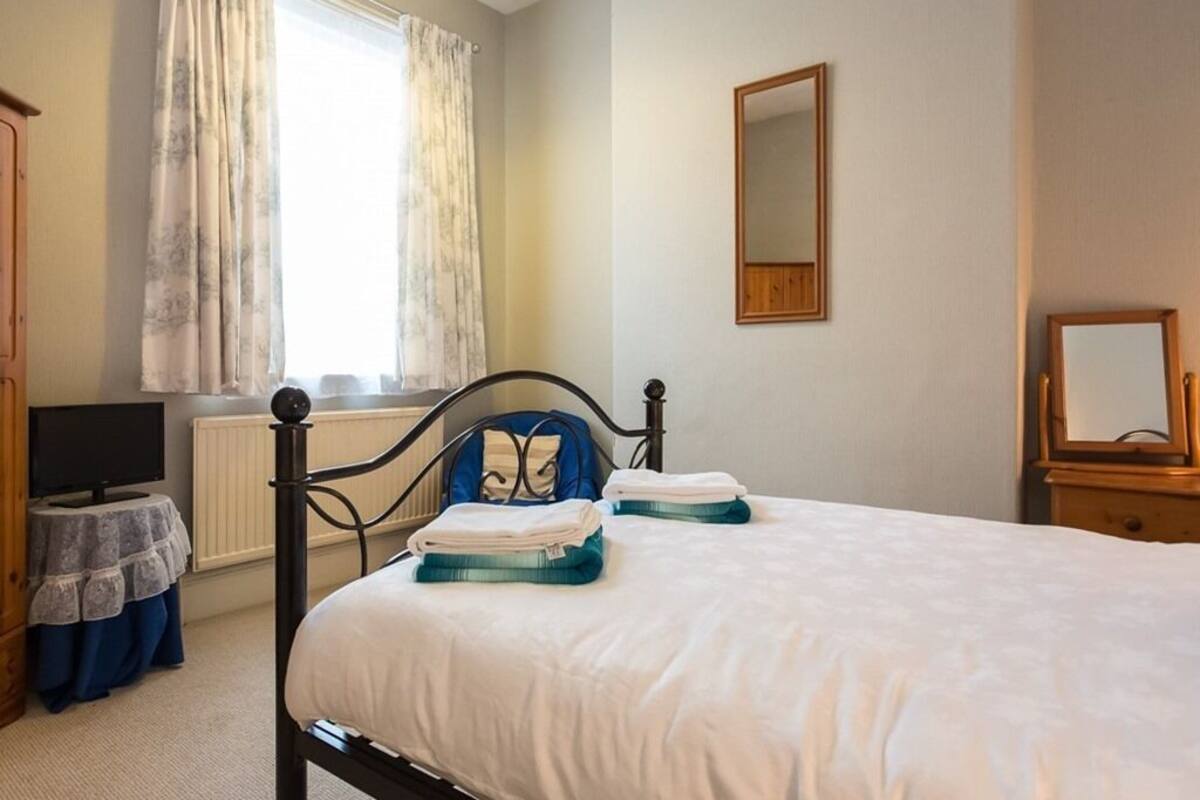 double room, ensuite ((small))