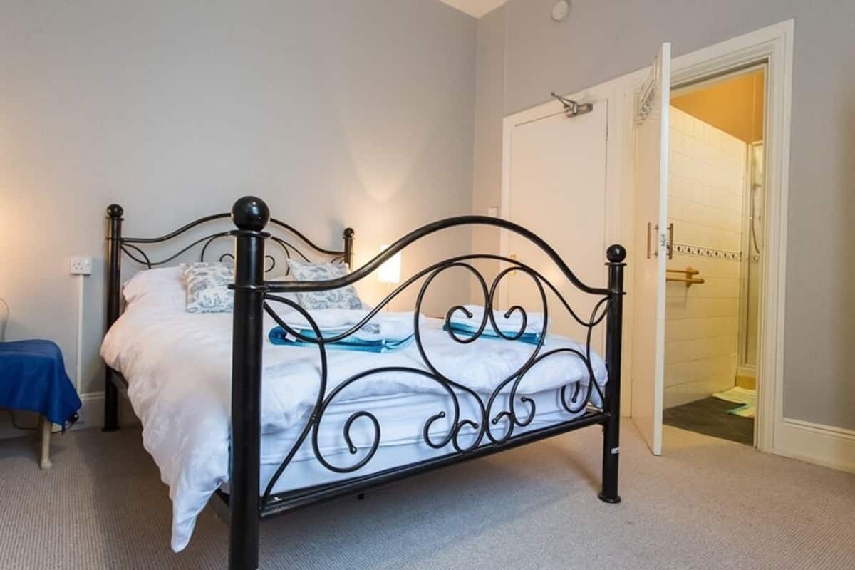 double room, ensuite ((medium))