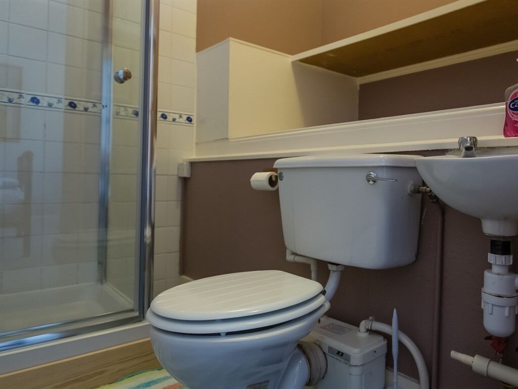 double room, ensuite ((small)) | bathroom