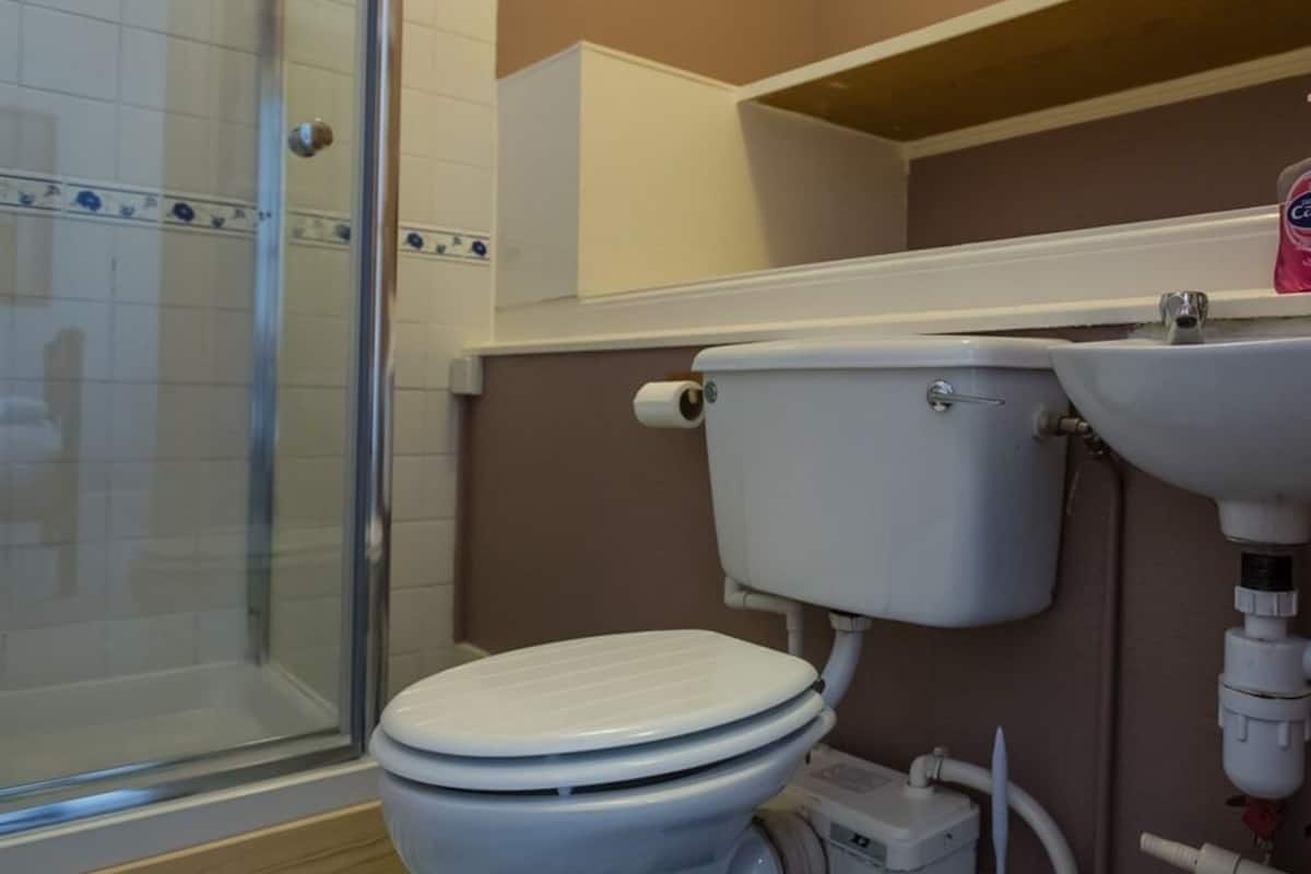 double room, ensuite ((small)) | bathroom