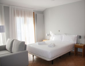In-room safe, blackout drapes, soundproofing, iron/ironing board - Aptos Colells (Bordes d'Envalira)