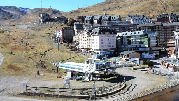 A ski resort with multiple buildings, including a hotel with balconies and a ski lift. - Sapporo 3000 (Pas de la Casa)
