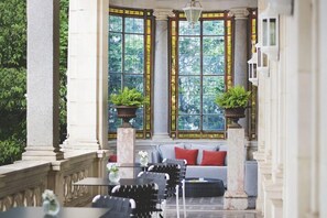 Outdoor dining - La Villa Guy (Béziers)