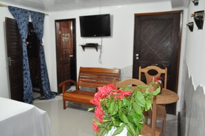 Minibar, desk, free WiFi, bed sheets - Amendoeira Hotel da Vila (Cairu)