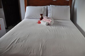 Minibar, desk, free WiFi, bed sheets - Amendoeira Hotel da Vila (Cairu)