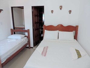 Standard Triple Room | Bathroom | Shower, towels - Amendoeira Hotel da Vila (Cairu)