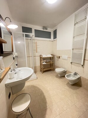 Familienapartment, Mehrere Schlafzimmer, Gartenblick | Badezimmer