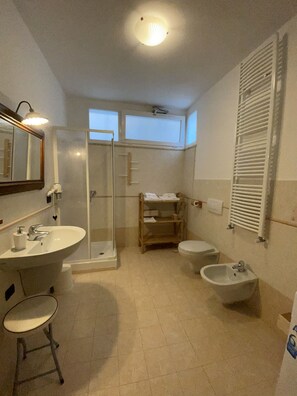 Appartement Familial, plusieurs chambres, vue jardin | Salle de bain