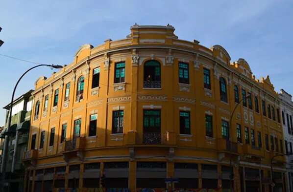 A historic yellow building with multiple windows and a central entrance. - Hotel Cruz de Ouro (Rio de Janeiro)