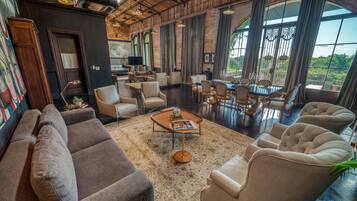 Suite – president | Sengetøy av topp kvalitet, minibar, safe på rommet og skrivebord