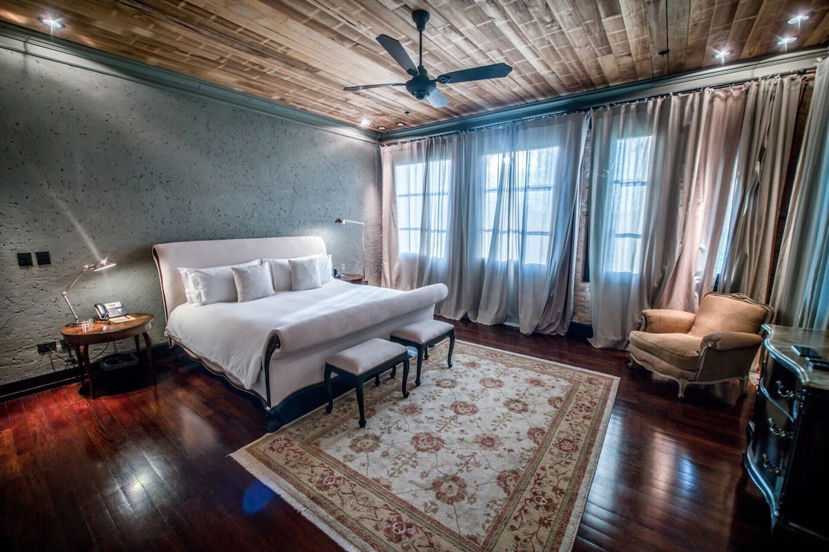 Sengetøy av topp kvalitet, minibar, safe på rommet og skrivebord