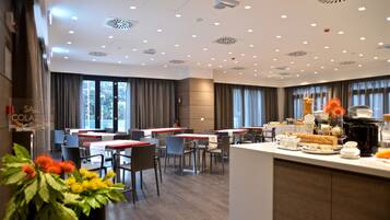 Tägliches Frühstücksbuffet (5 EUR pro Person)