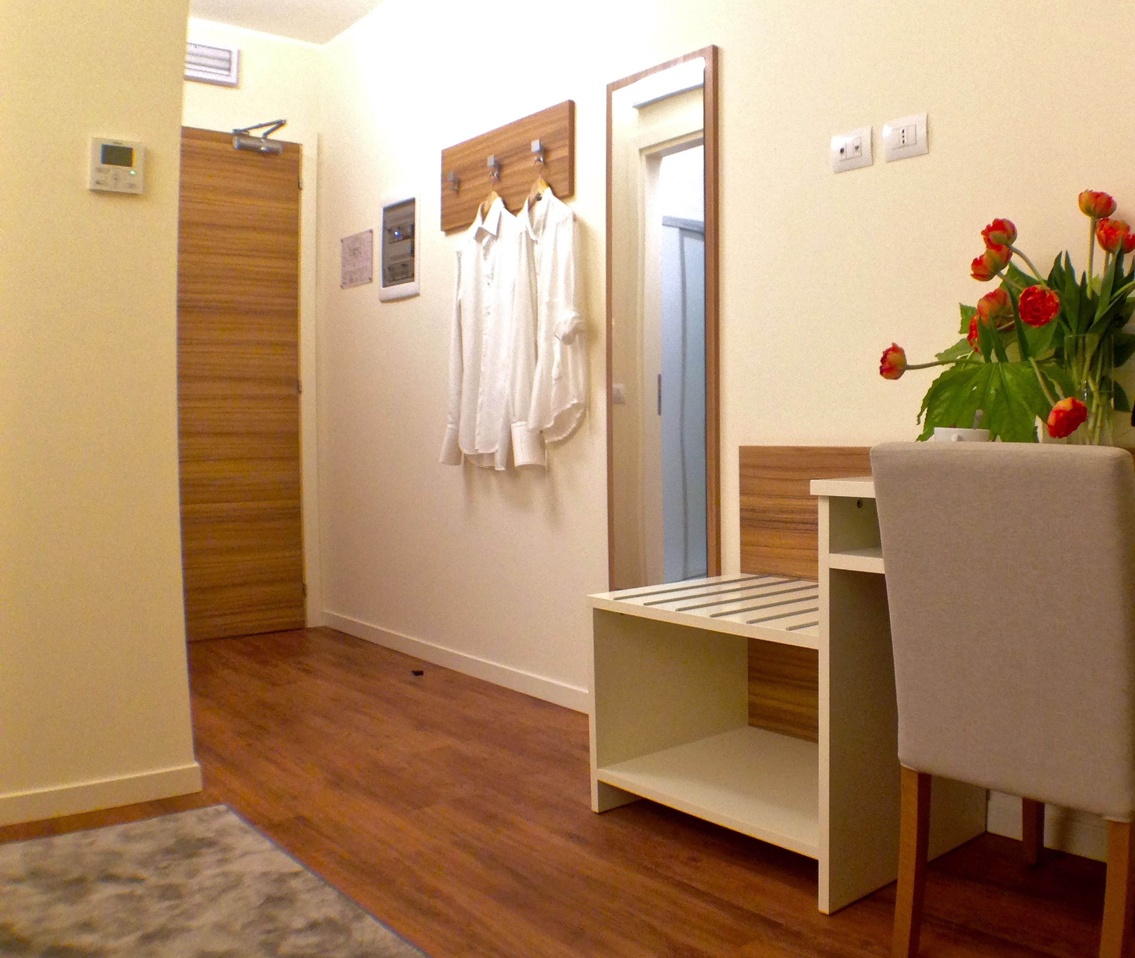 高級寝具、ミニバー、デスク、ノートパソコン用作業スペース