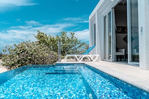 Ropa de cama de alta calidad y minibar