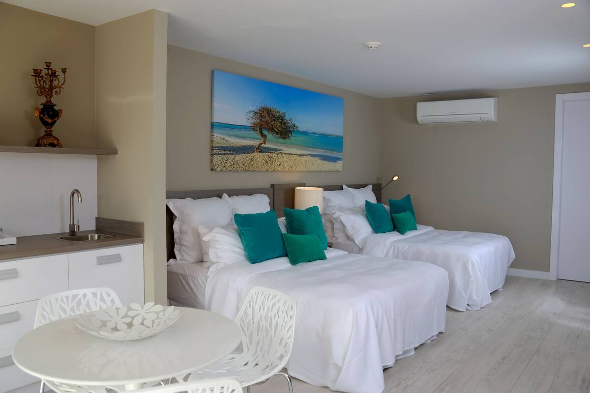 Double Pool View Suite (Two Queen Beds) | เครื่องนอนระดับพรีเมียม, มินิบาร์, ตู้นิรภัยในห้องพัก, โต๊ะทำงาน