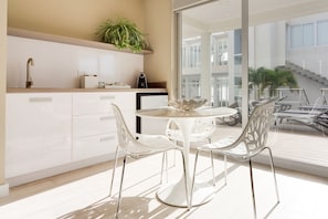 Double Pool View Suite (Two Queen Beds) | Private kitchen - Ocean Z Boutique Hotel (Noord)