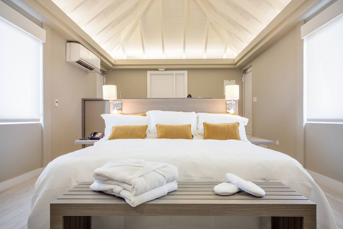 Junior King Suite with Private Solarium Pool View and Partial Ocean View | เครื่องนอนระดับพรีเมียม, มินิบาร์, ตู้นิรภัยในห้องพัก, โต๊ะทำงาน