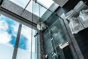 Master King Ocean View Suite with Infinity Pool and Hydro Therapy Jets | Ducha del cuarto de baño