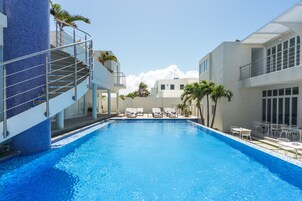 Una piscina al aire libre