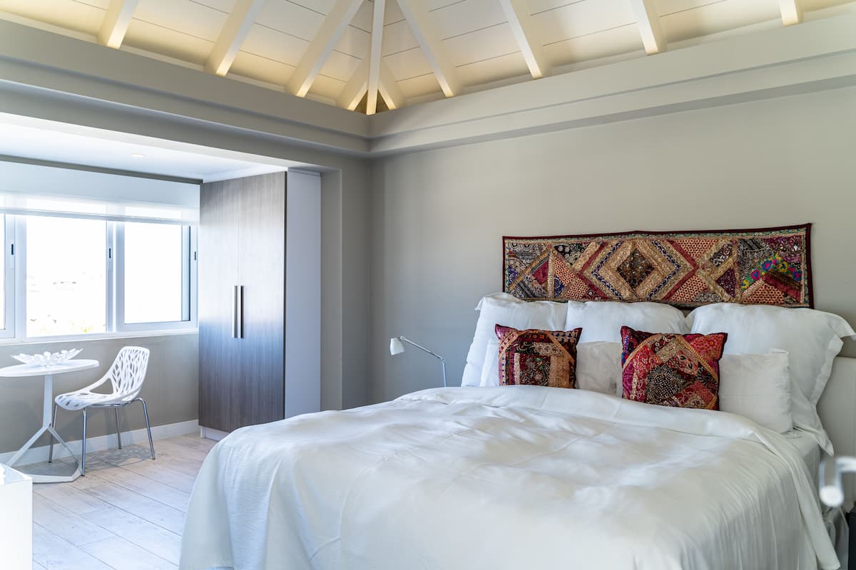 Mini-Master Pool View Suite (One King Bed) | เครื่องนอนระดับพรีเมียม, มินิบาร์, ตู้นิรภัยในห้องพัก, โต๊ะทำงาน