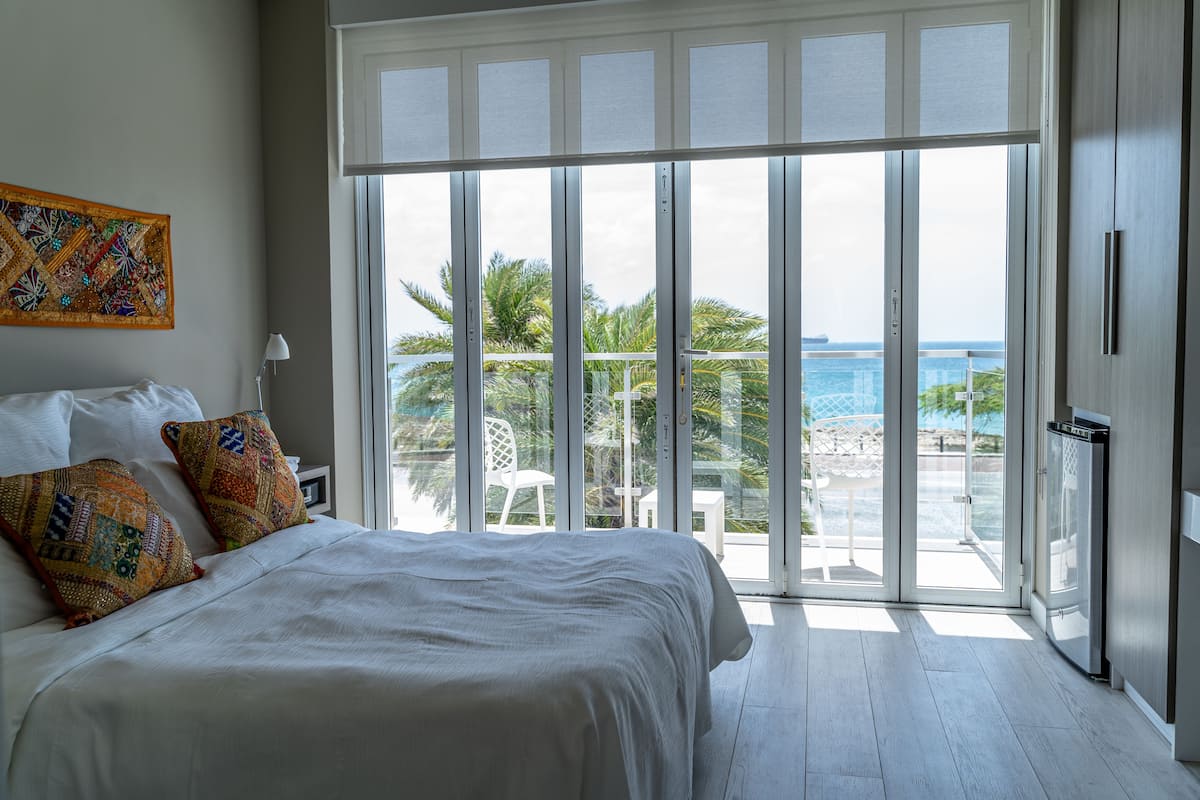 Mini-Master Ocean View Room (One Queen Bed) | เครื่องนอนระดับพรีเมียม, มินิบาร์, ตู้นิรภัยในห้องพัก, โต๊ะทำงาน