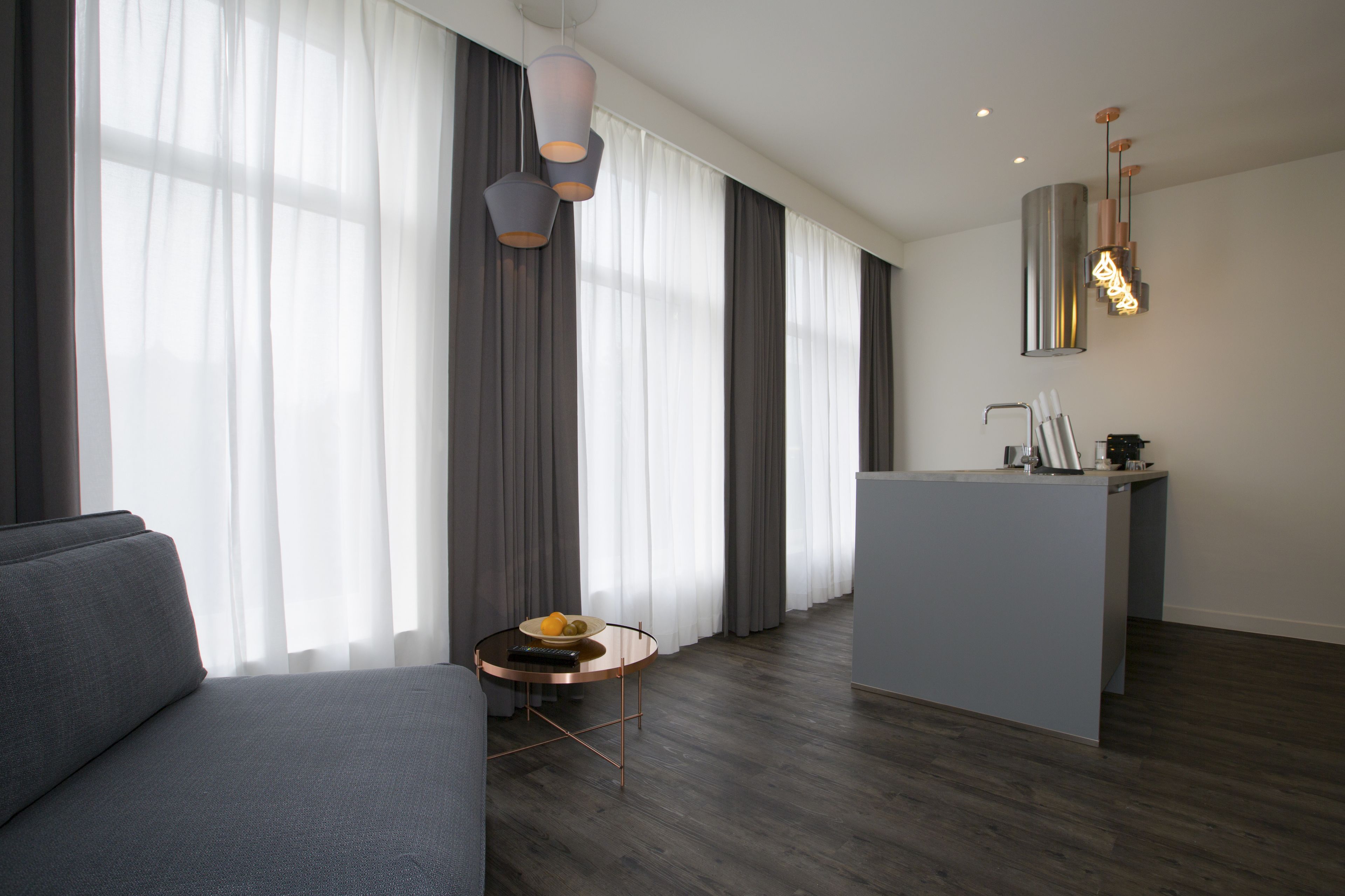 Frigorífico, microondas, horno y placa de cocina