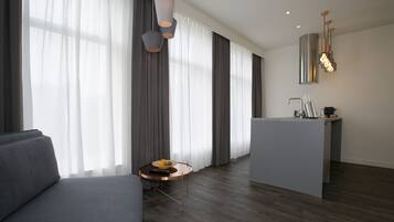 Een koelkast, een magnetron, een oven, een kookplaat