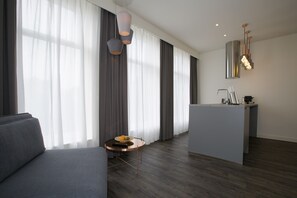 ตู้เย็น, ไมโครเวฟ, เตาอบ, เตาประกอบอาหาร