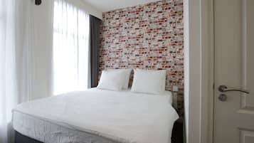 Estudio Deluxe, 1 cama de matrimonio grande, vistas a la ciudad | Caja fuerte, escritorio, cortinas opacas y sistema de insonorización