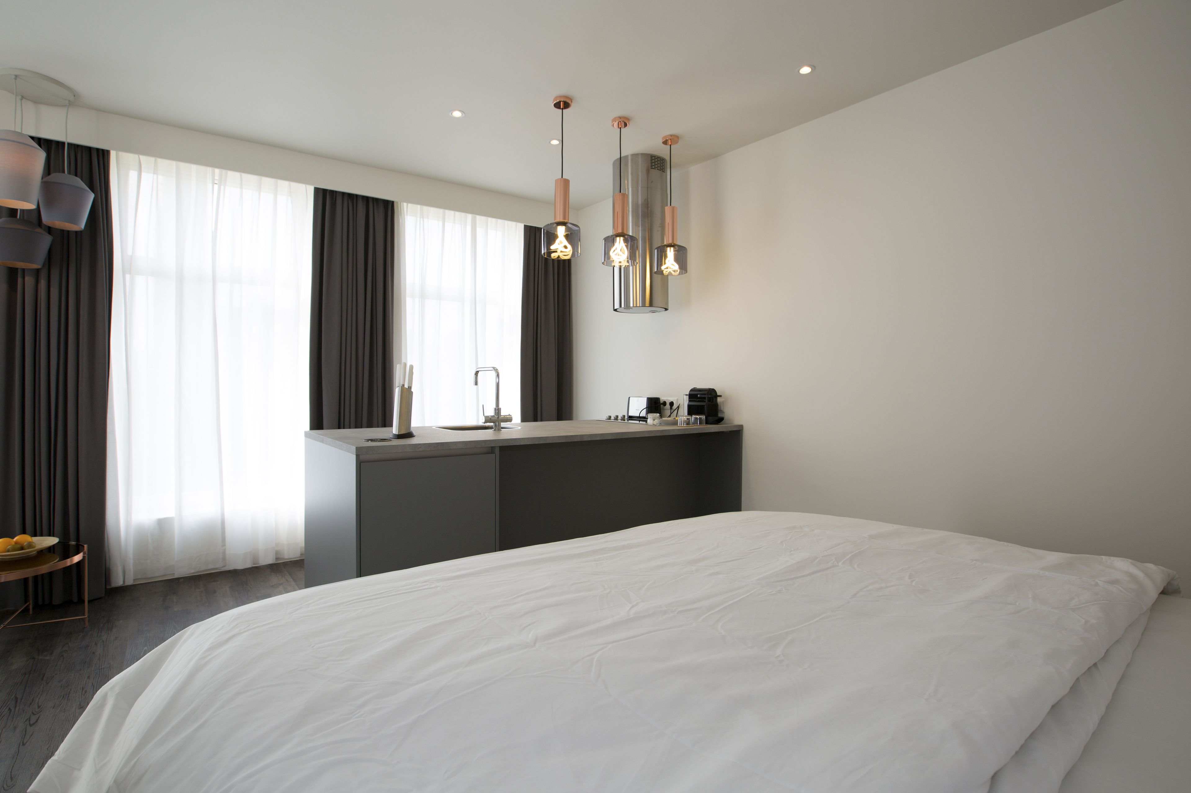 Deluxe Studio, 1 King Bed, City View | In-room safe, desk, blackout drapes, soundproofing